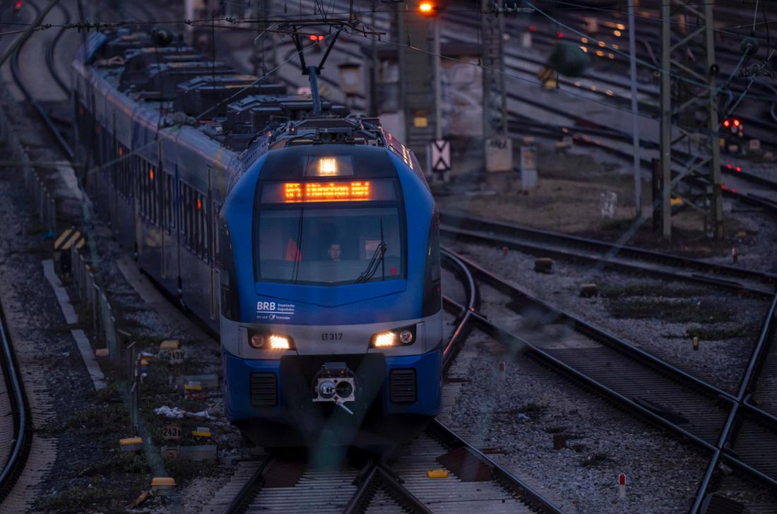 Ein Zug der Bayerischen Regiobahn (BRB) fährt über die Gleise am Hauptbahnhof München.