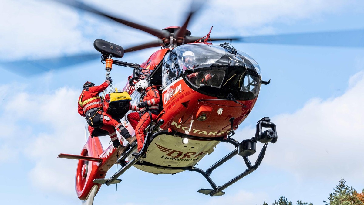 Ein Hubschrauber der DRF Luftrettung im Flug
