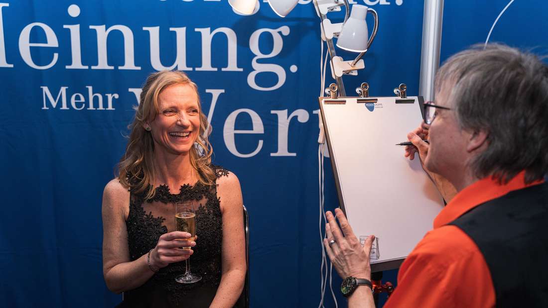 Mit schneller Hand zeichnet Karikaturist RICK humorvolle Porträts der Ballbesucher.