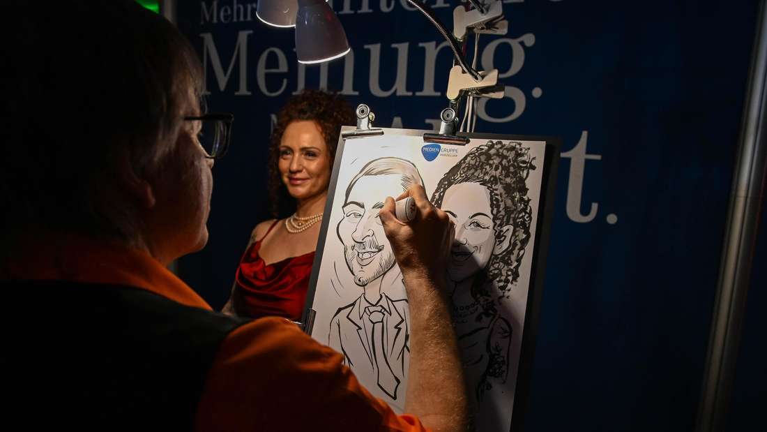 Mit schneller Hand zeichnet Karikaturist RICK humorvolle Porträts der Ballbesucher.