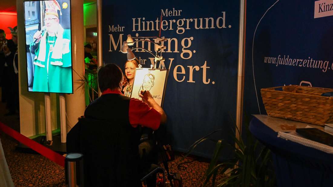 Mit schneller Hand zeichnet Karikaturist RICK humorvolle Porträts der Ballbesucher.