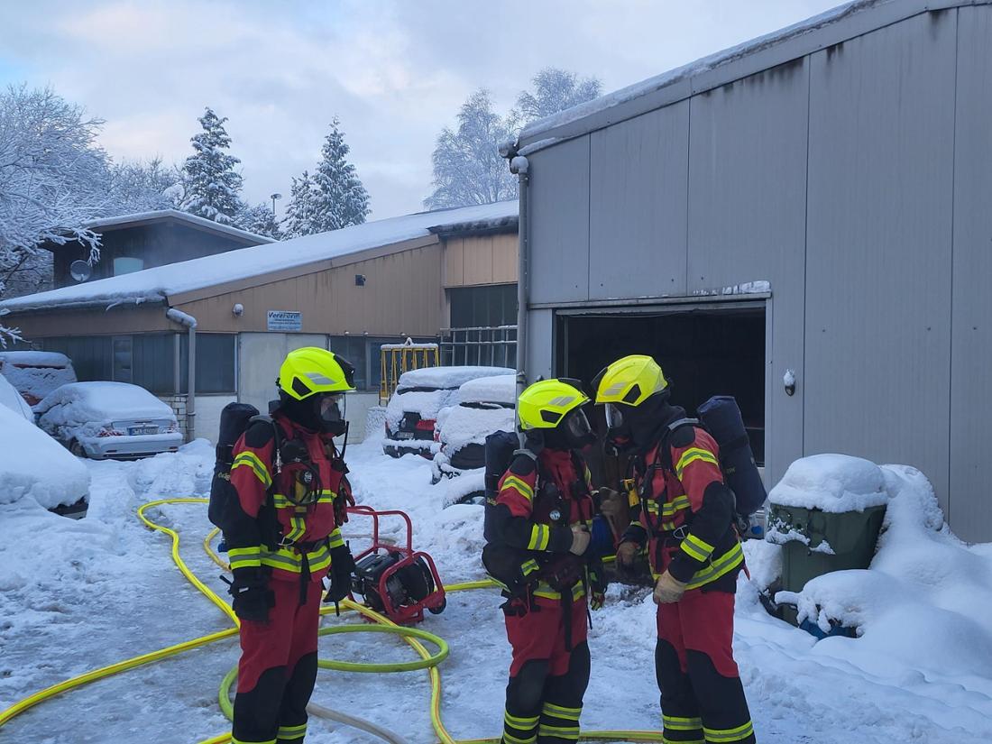 Unter Atemschutz gingen Kräfte der Feuerwehr vor. 