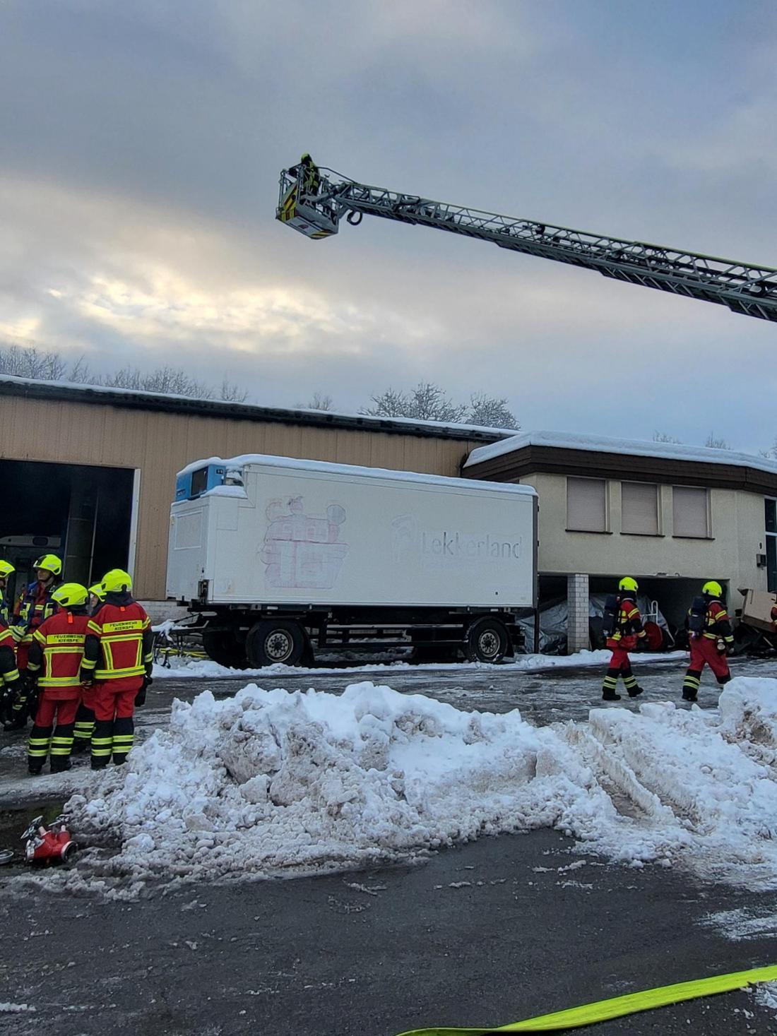 Erschwert wurden die Arbeiten durch die Witterung mit Schnee und Straßenglätte. 