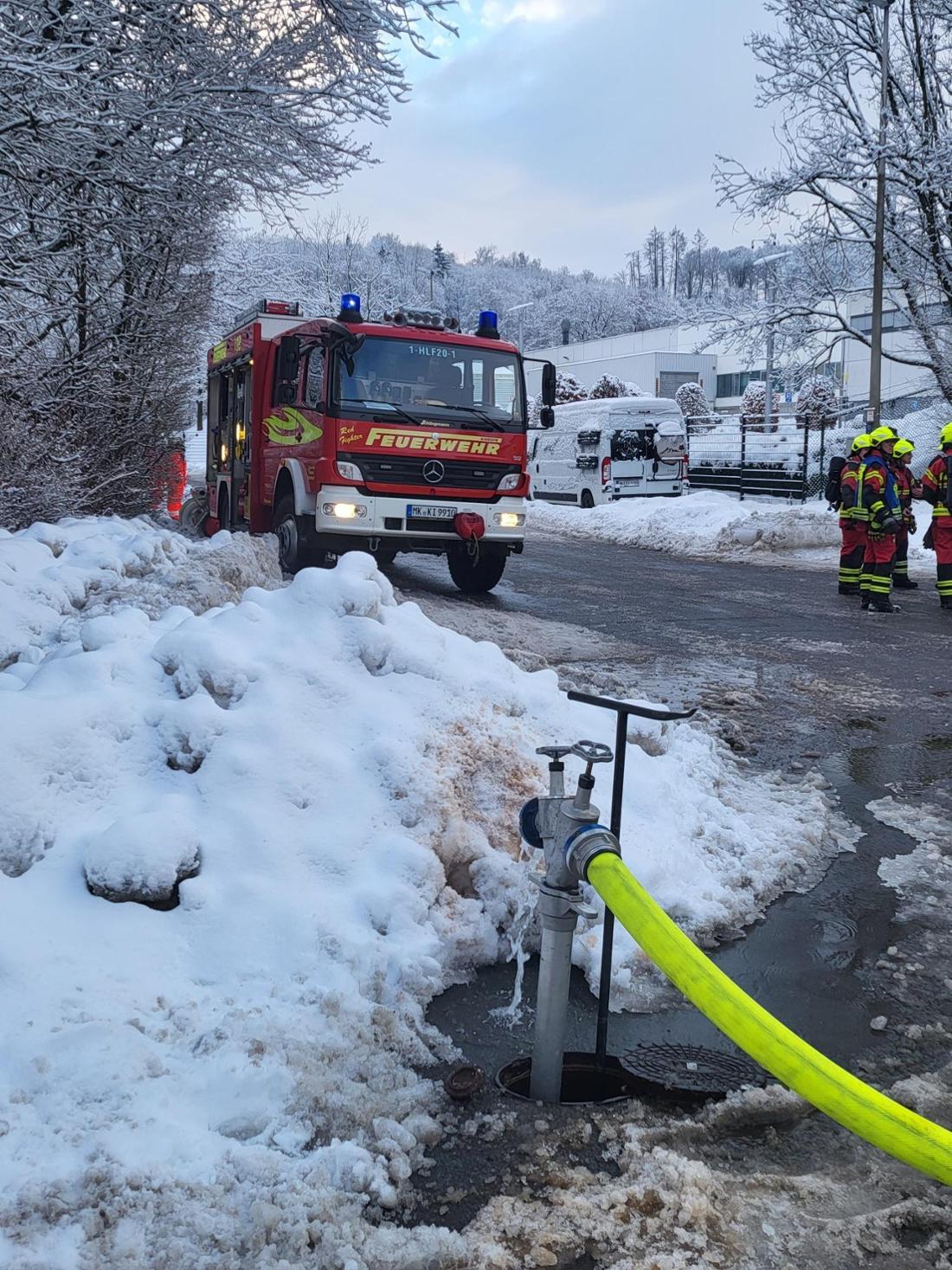 Unter der Schneedecke mussten erst Hydranten gefunden und freigelegt werden. 