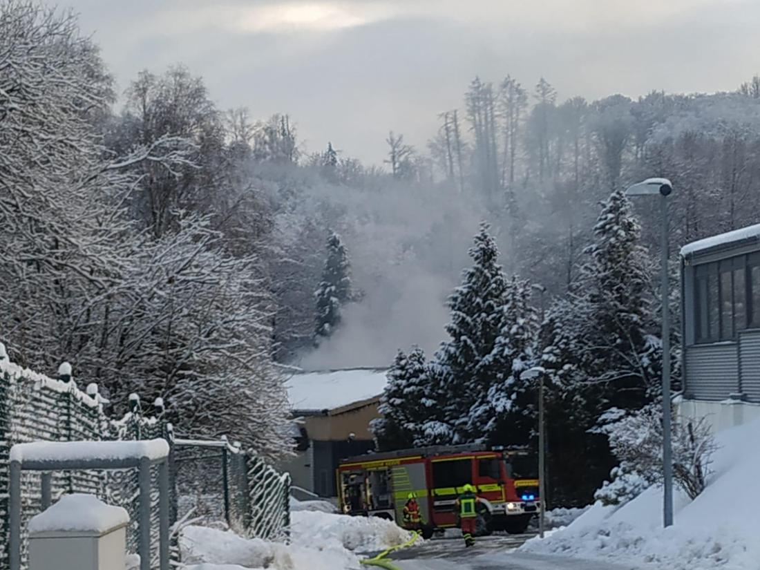 Das schnelle Eintreffen am Brandort verhinderte den Vollbrand der Halle. 