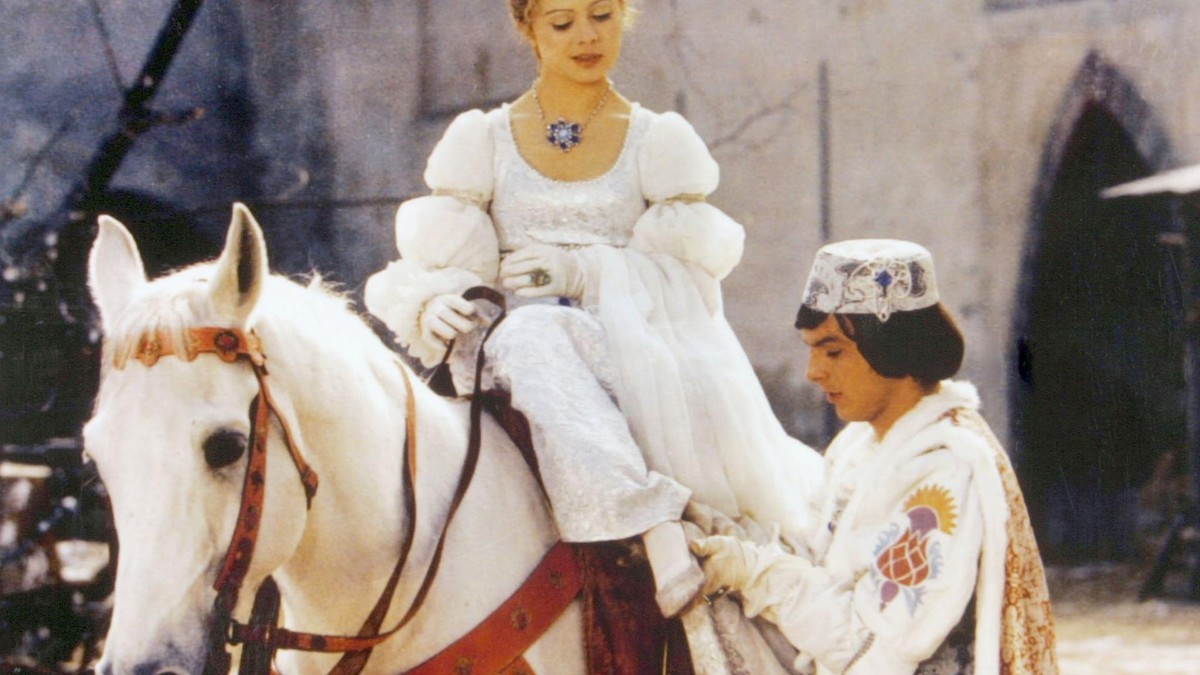 Der Prinz (Pavel Travnicek) passt Aschenbrödel (Libuse Safrankova) den verlorenen Schuh an – die Schlüsselszene aus „Drei Haselnüsse für Aschenbrödel” (undatiert). (Archivbild)