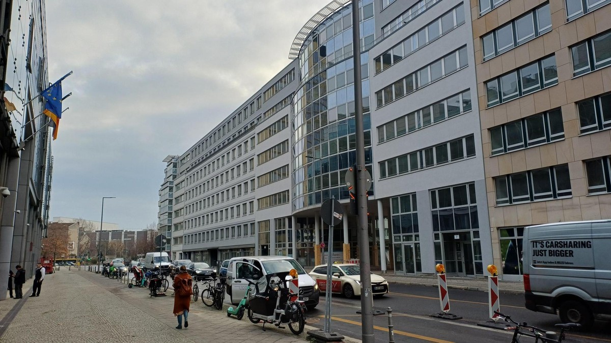 Rudi-Dutschke-Straße und Lindenstraße in Berlin-Kreuzberg: Häuser des Gebäudekomplexes "Markgrafenpark" werden in Microapartments umgebaut. Auf dem   Hinterhof stehen Container mit Material aus den einstigen Büros.