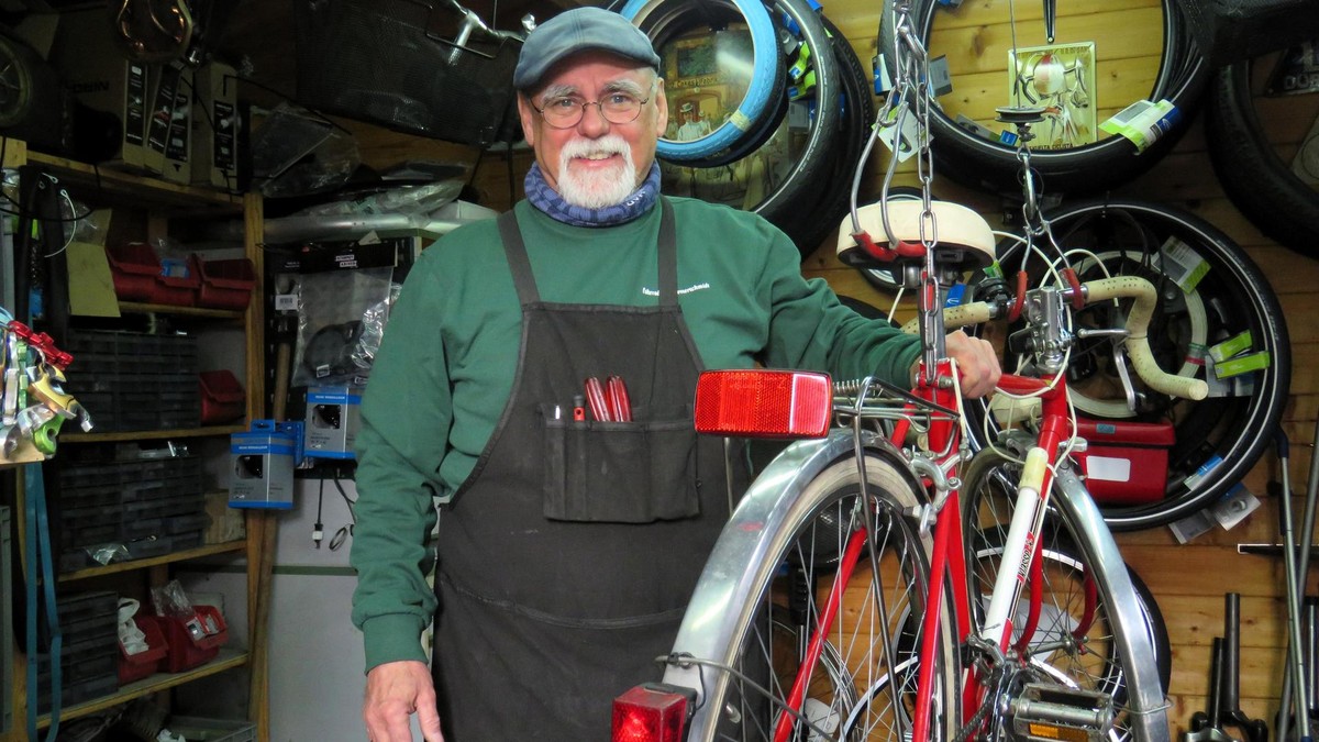 Dirk Messerschmidt in seiner Fahrradwerkstatt. Der vielleicht kleinsten Deutschlands. Messerschmidt Wolfenbüttel Fahrrad