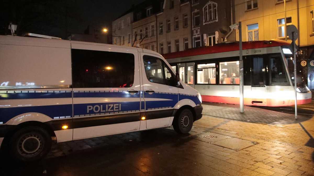 Das Silvester-Konzept der Duisburger Polizei in Hochfeld ging auf. Problemviertel Hochfeld rund um die Pauluskirche in Duisburg