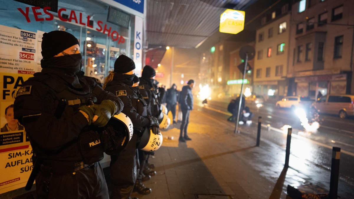 Am Jahreswechsel 2025/2026 sind mehrere Polizisten und Feuerwehrleute mit Böllern und Raketen beschossen worden. Ein Feuerwehrmann wurde durch einen Angriff verletzt. (Archivbild) Neujahrsfeuerwerk in Duisburg Hochfeld.