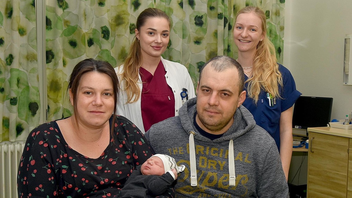 Im Vordergrund Mutter Janine Hagedorn mit Wolfenbüttels Neujahrsbaby Tristan und Vater Ivo Baltzer. Hinten die geburtsbegleitende Hebamme Nele Arnold im blauten Kittel sowie die diensthabende Stationsärztin Marina Gumena. Neujahrsbaby Wolfenbüttel 2026
