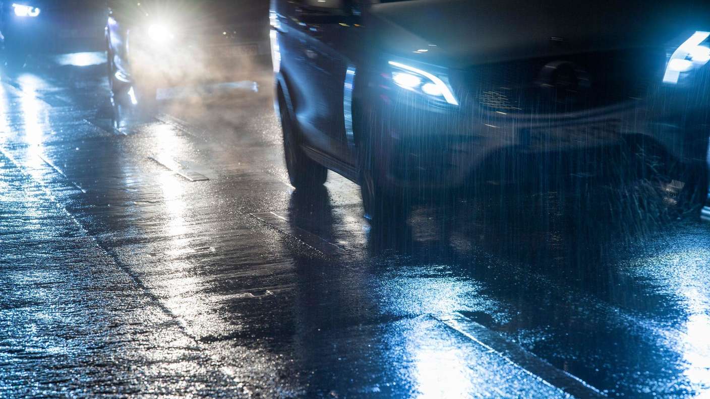 Autos fahren bei gefrierenden Regen über eine Straße