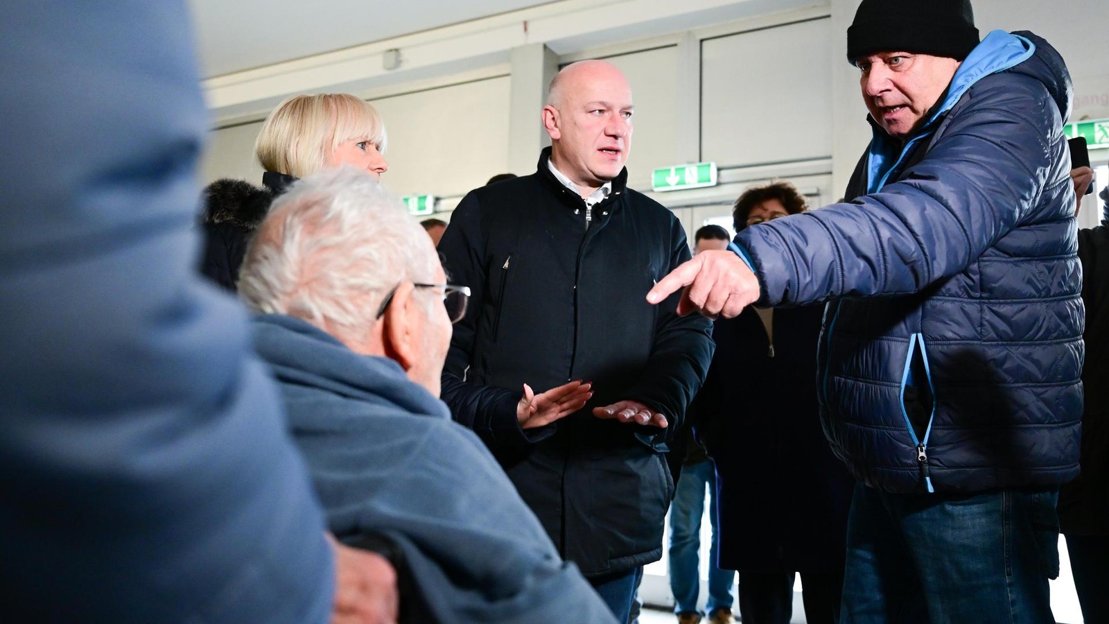 Empörte Bürger, kalte Hallen: Wegner wegen Stromausfall unter Druck - Berliner Morgenpost