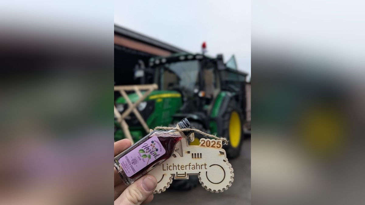 Lichterfahrt 2025: Ben Wefelscheid und Marco Marmulla belohnten die Teilnahme heimischer Landwirte mit Holzsticker und Hochprozentigem. Lichterfahrt 2025: Ben Wefelscheid und Marco Marmulla belohnten die Teilnahme heimischer Landwirte mit Holzsticker und Hochprozentigem.