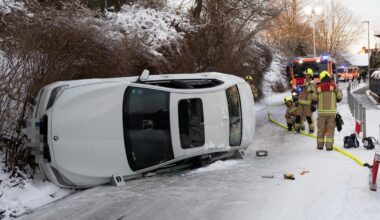 Auto kippt bei Glätte-Unfall in Bohnsdorf auf die Seite
