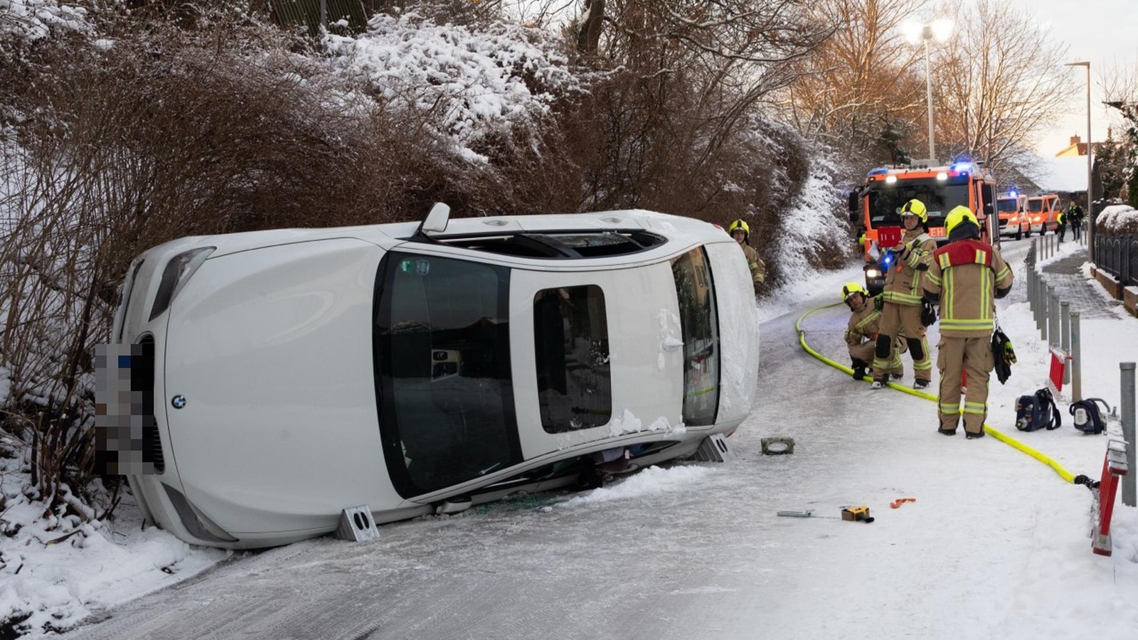 Auto kippt bei Glätte-Unfall in Bohnsdorf auf die Seite