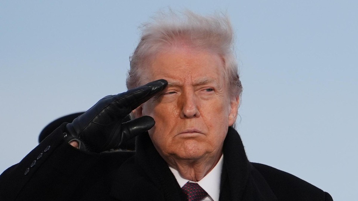 US-Präsident Trump salutiert und schaut zur Seite.