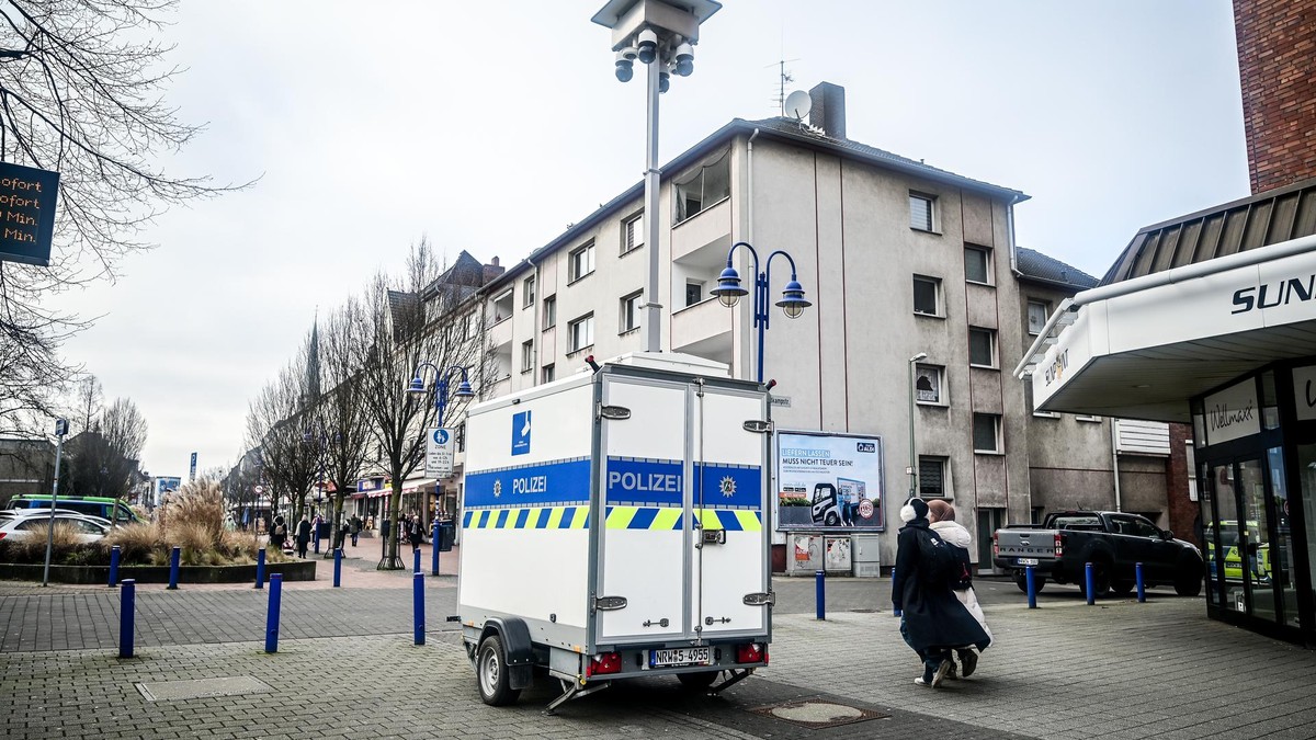 Die Duisburger Polizei sieht den Bereich rund um die Von-der-Mark-Straße und den Bahnhof Meiderich als Kriminalitätsschwerpunkt. Im Februar 2025 hat sie für anderthalb Monate eine Polizeikamera aufgestellt, wie nach der Schießerei auf dem Hamborner Altmarkt oder den Halloween-Randalen in Hochfeld. (Archivbild)