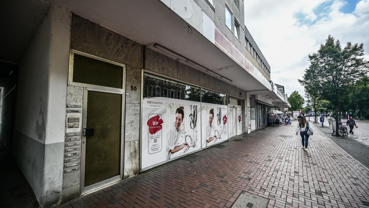 Leerstände wie die aufgegebene Rossmann-Filiale bleiben ein Problem in der Fußgängerzone und laut der Polizei verringern sie das Sicherheitsgefühl. (Archivfoto)