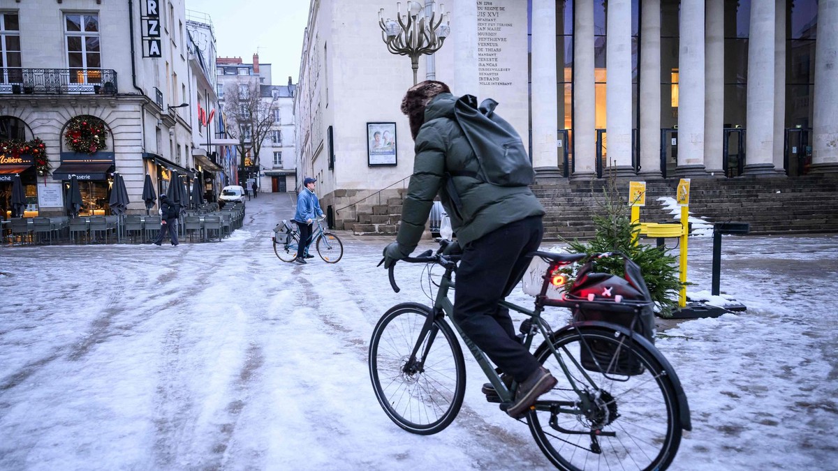 Hier ist im französischen Nantes ein Fahrradfahrer zu sehen.