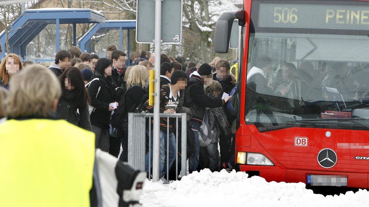 Witterungsbedingt hat ein Bus mit Schülern – hier ein Symbolbild – im Kreis Peine einen Unfall gebaut (Archivfoto). Schuelertransport gepixelt