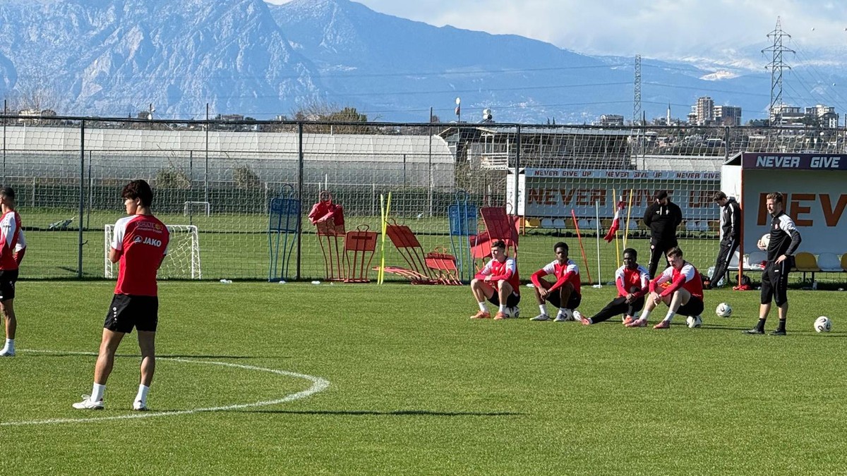 Jannik Mause (r.) darf beim letzten Teil des Abschlusstrainings von Rot-Weiss Essen nur zuschauen.