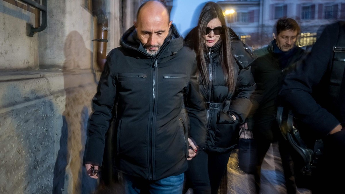 TOPSHOT - Owners of Le Constellation bar Jacques Moretti (L) and Jessica Moretti (rear R) arrive for a hearing at the Office of the public prosecutor of the Canton of Valais, in Sion, on January 9, 2026. The French couple, facing charges of manslaughter by negligence, bodily harm by negligence and arson by negligence, have been called in for questioning after 40 people, most of them teenagers, were killed, while 116 were injured in a fire that ripped through a bar in the luxury Alpine ski resort of Crans-Montana on New Year's Eve. (Photo by Fabrice COFFRINI / AFP)