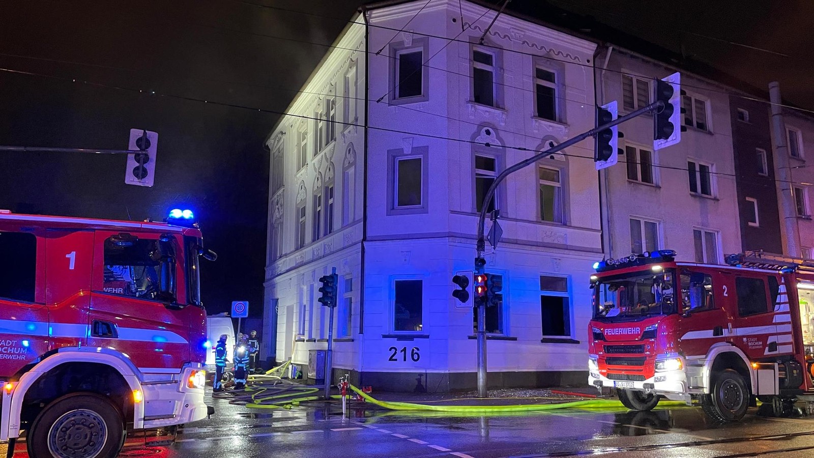 Feuerwehr löscht Feuer an der Dorstener Straße