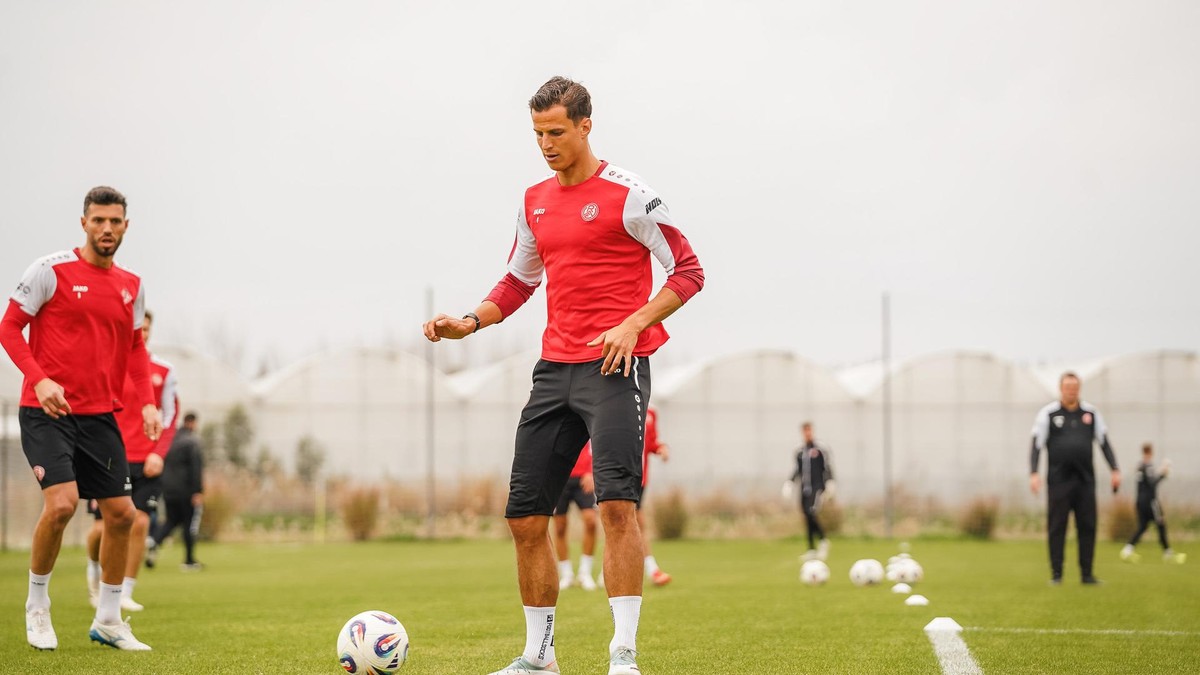 RWE-Kapitän Michael Schultz sprach am Freitagabend zu den Fans in der Türkei.