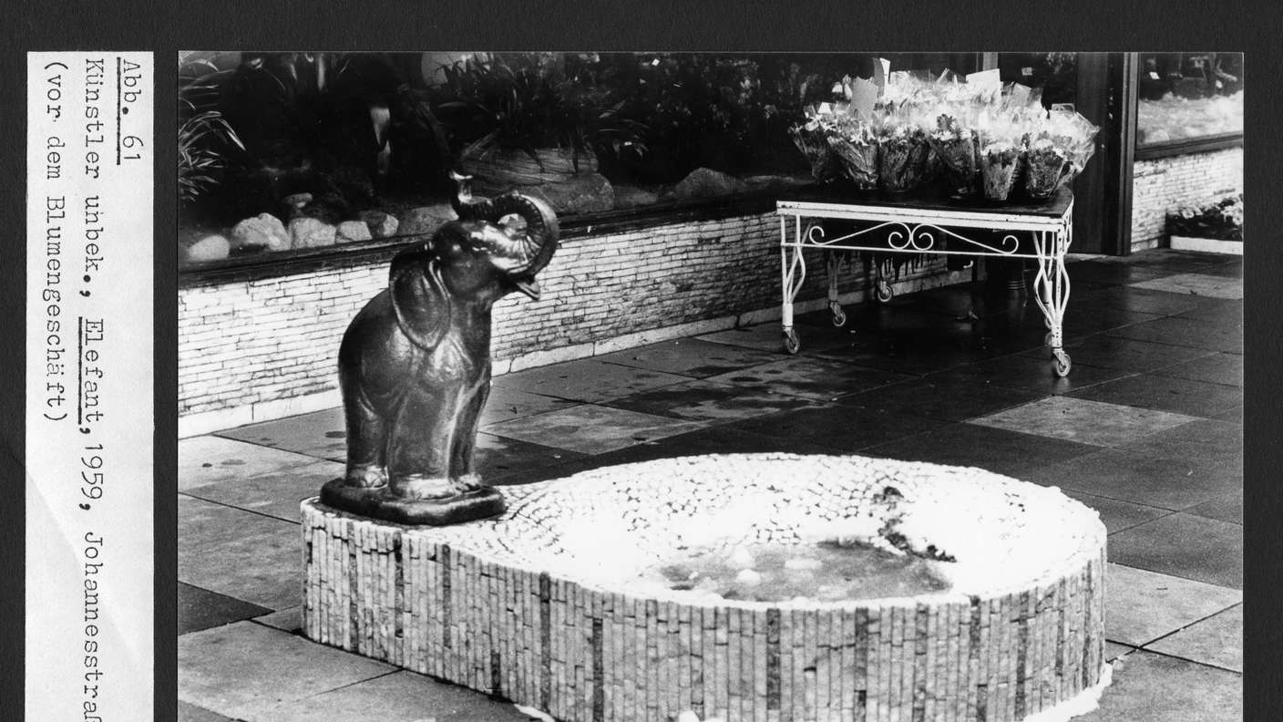 Blumen Corso mit Elefantbrunnen