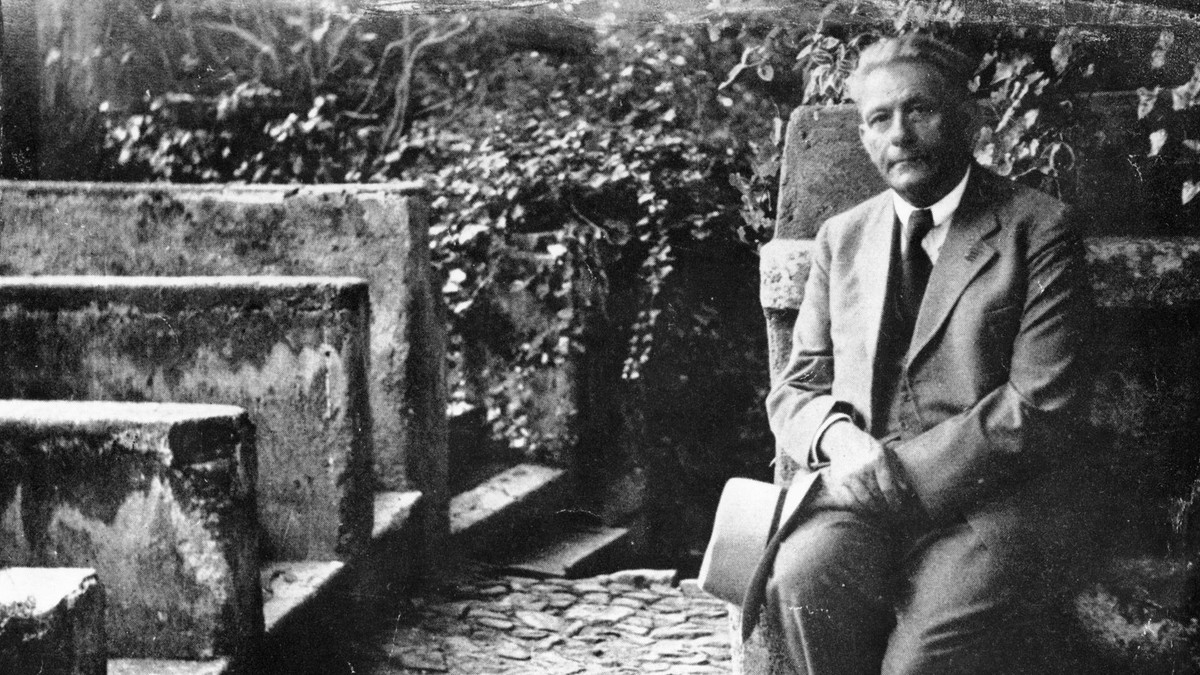 Hans Carossa im Garten... / Foto um 1935