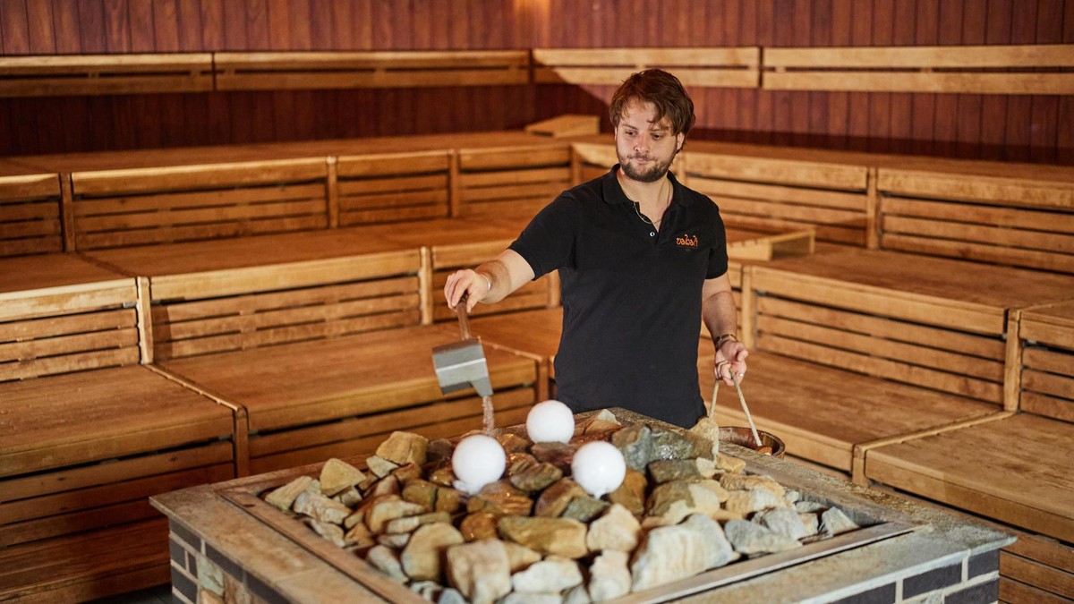 Sauna-Meister Felix beim Aufguss in einer Sauna im Vabali Spa. Foto: Jörg Carstensen / FUNKE Foto Services Sauna-Meister Felix im Vabali Spa
