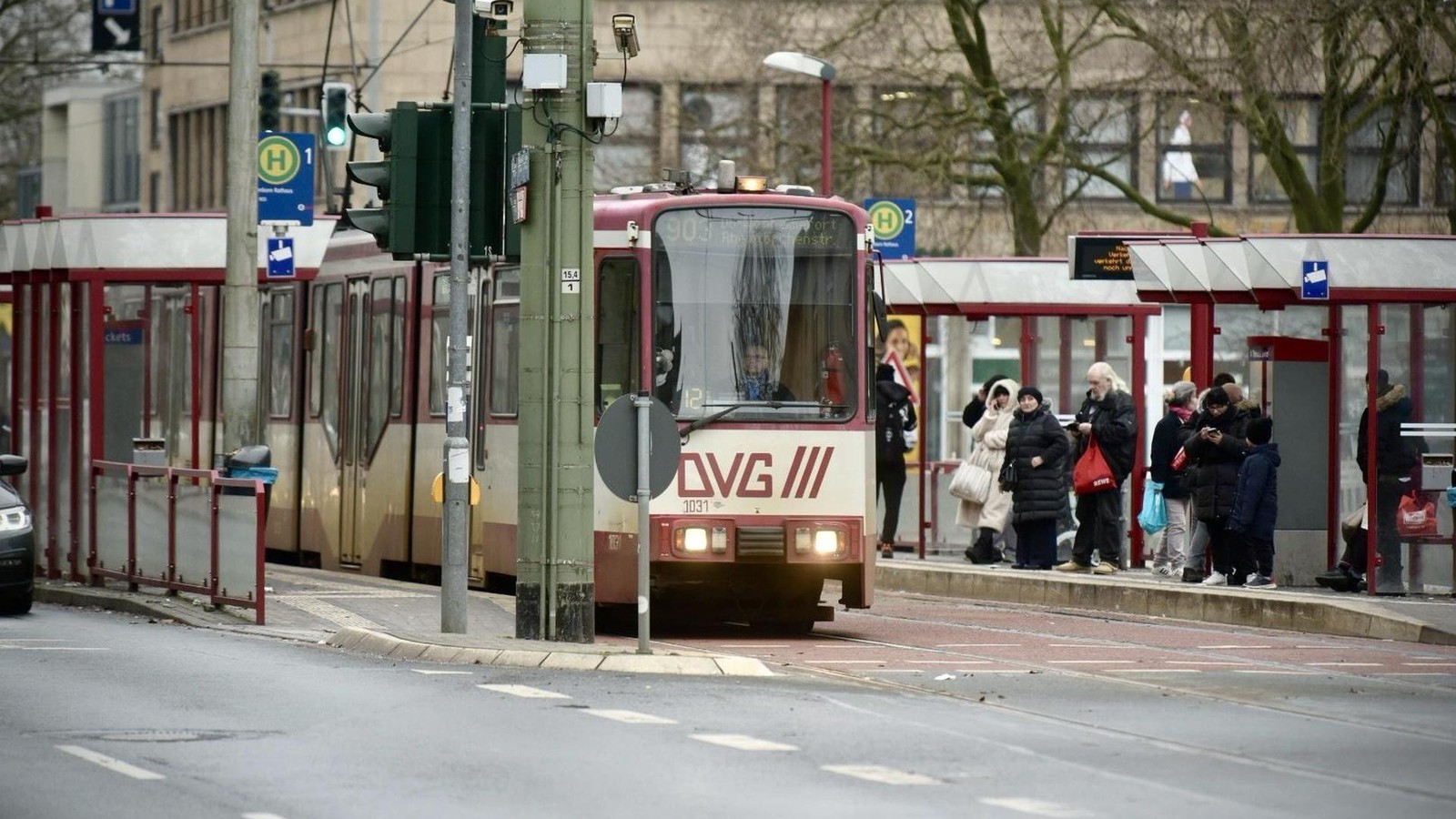 Mann droht in 903 mit einer Waffe