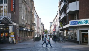 Schwerkranke 80-Jährige bespuckt und bedroht: Junge Bettlerin zückt Messer