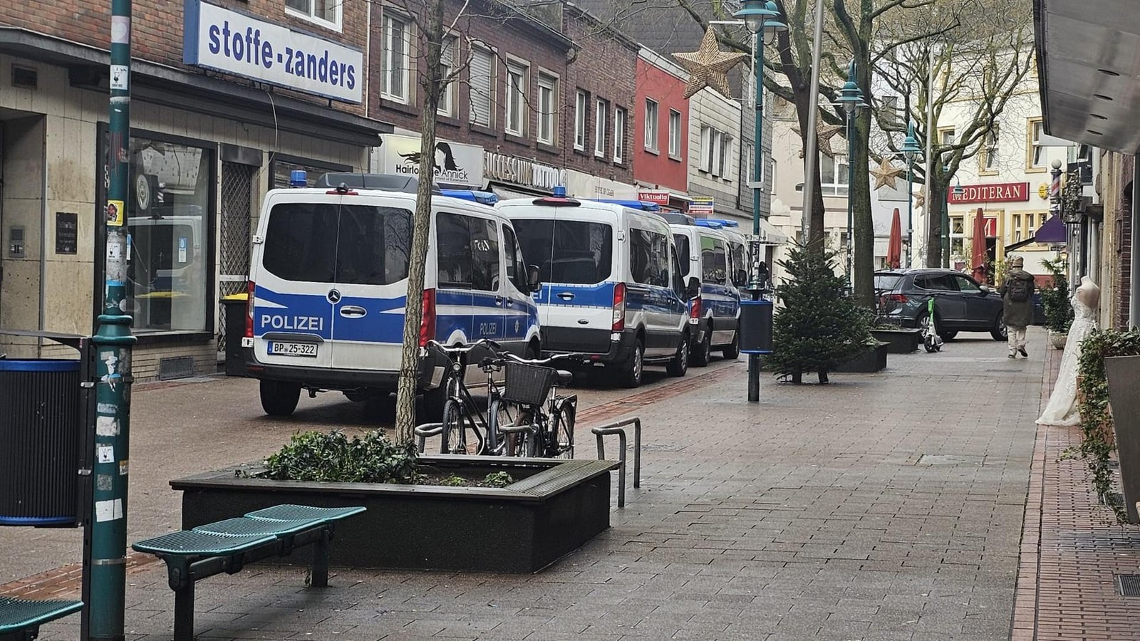 Maskierte Bundespolizisten stürmen in Duisburgs Innenstadt – der Grund