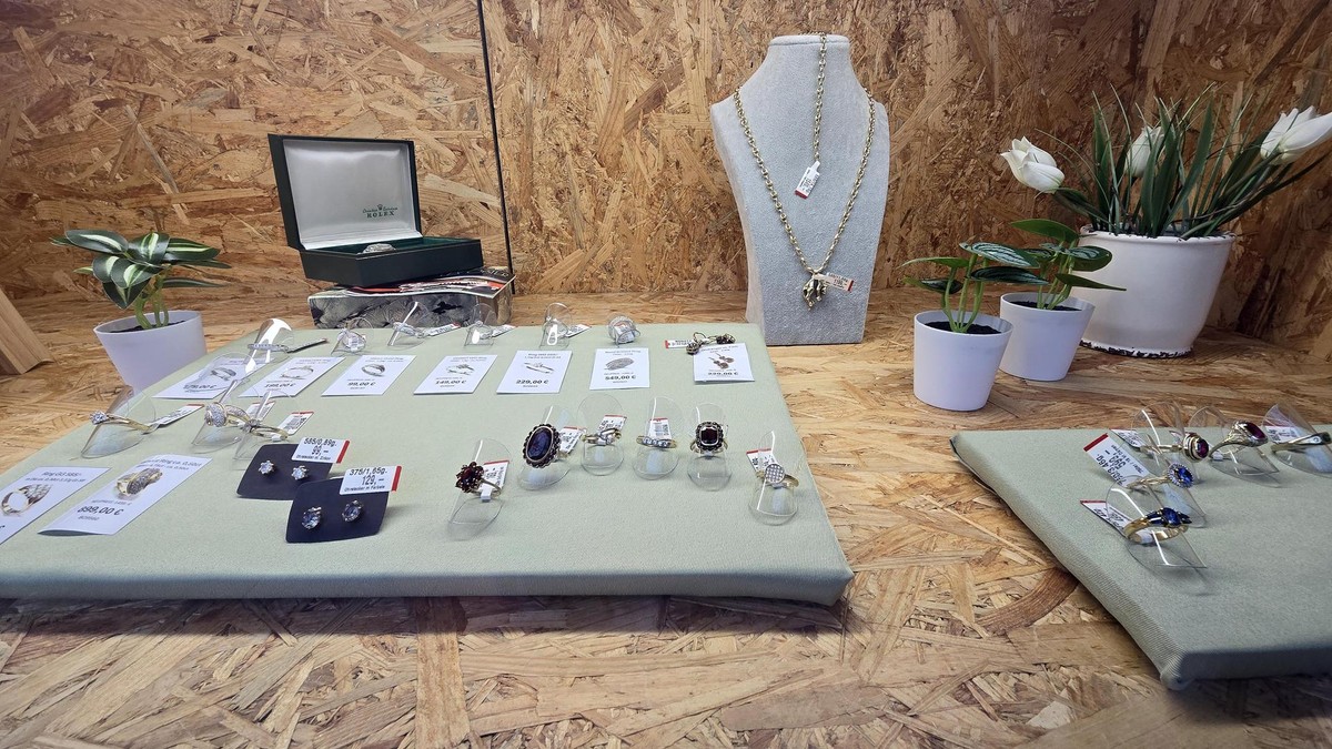 Pfandleihe in Bochum boomte im Dezember. Nie zuvor haben derart viele Bochumer zum Jahresende das Pfandleihhaus besucht, um Bargeld zu bekommen. Was sind die Gründe?