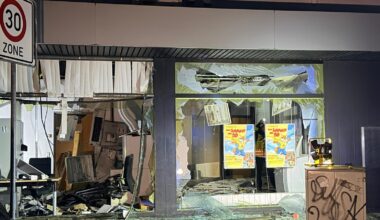 Geldautomat in Wittener Volksbank gesprengt – Polizei fahndet mit Helikopter