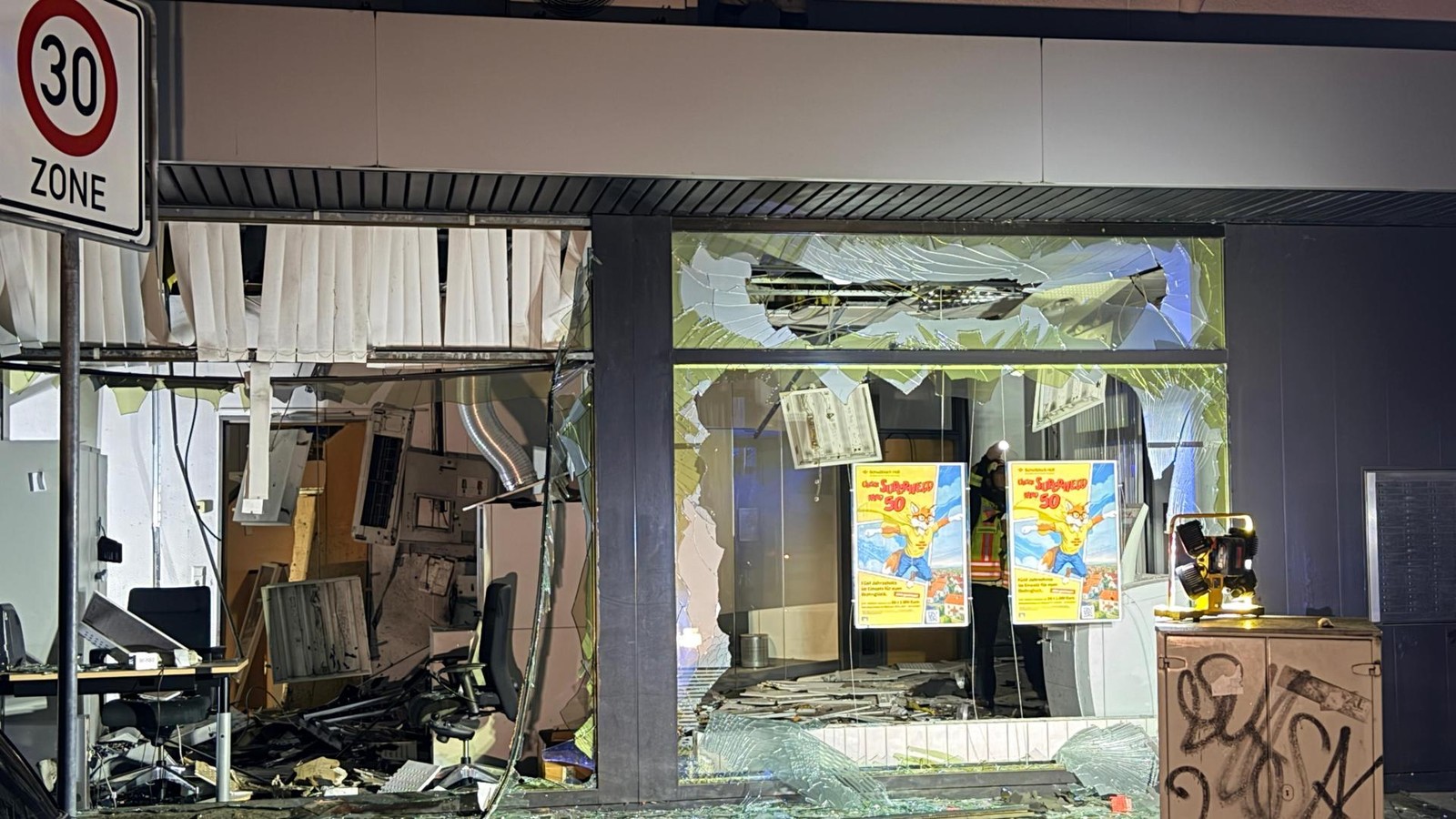 Geldautomat in Wittener Volksbank gesprengt – Polizei fahndet mit Helikopter