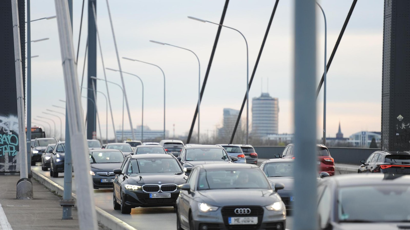Keine Rheinbahn-Busse mehr auf Theodor-Heuss-Brücke: „Verkehrsfiasko mit Ansage“
