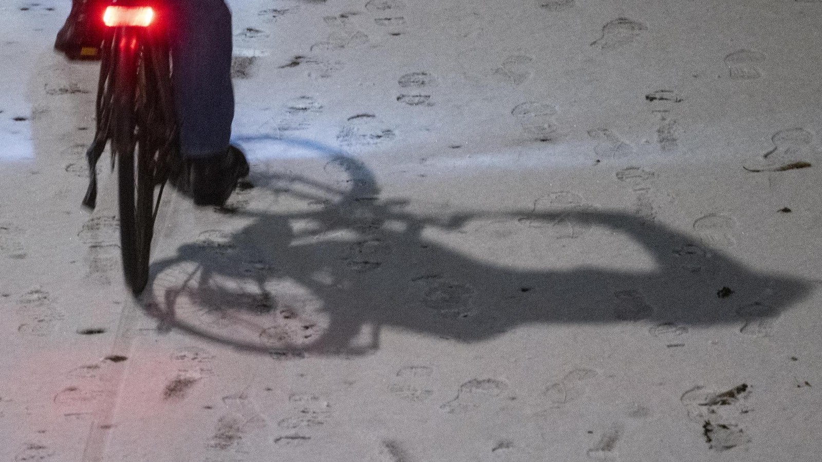 Radfahrer flüchtet nach schwerem Unfall mit Fußgänger