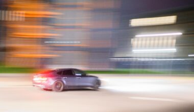 BMW-Fahrer rast vor Polizei davon