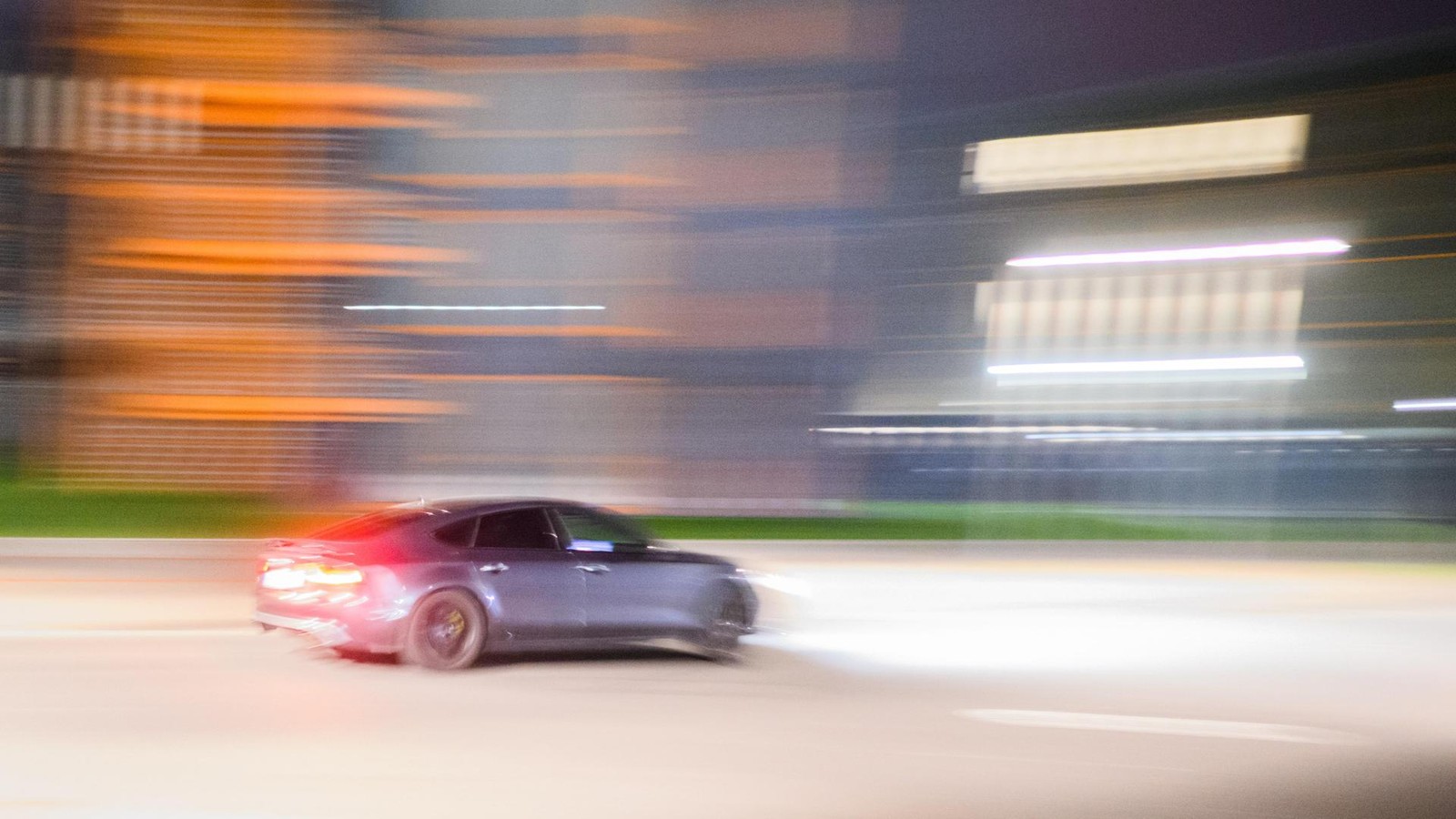 BMW-Fahrer rast vor Polizei davon