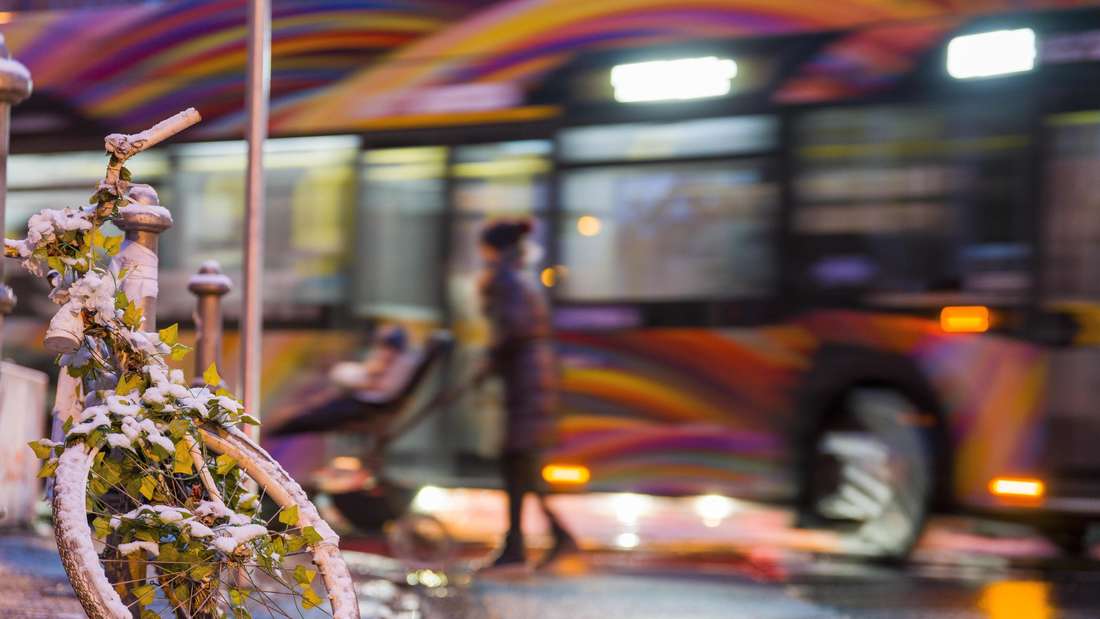 Kräftiges Winterwetter und Glatteis legen am Montag Hessen teilweise lahm. Hunderte Schulen und andere Einrichtungen sind geschlossen, am Flughafen fallen Verbindungen aus, auf der Schiene kommt es zu massiven Beeinträchtigungen. Die Fotos des Tages.