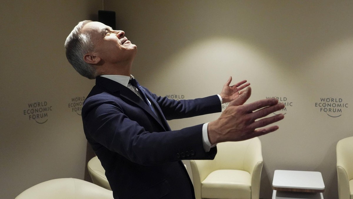 January 20, 2026, Davos, Switzerland: Prime Minister Mark Carney reacts as French President Emmanuel Macron walks into the room for a meeting during the World Economic Forum in Davos, Switzerland on Tuesday, Jan. 20, 2026. Davos Switzerland PUBLICATIONxINxGERxSUIxAUTxONLY - ZUMAc35_ 20260120_zaf_c35_030 Copyright: xSeanxKilpatrickx Canada News - January 20, 2026