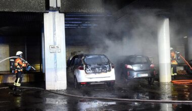 Fünf Fahrzeuge brennen in der Nacht