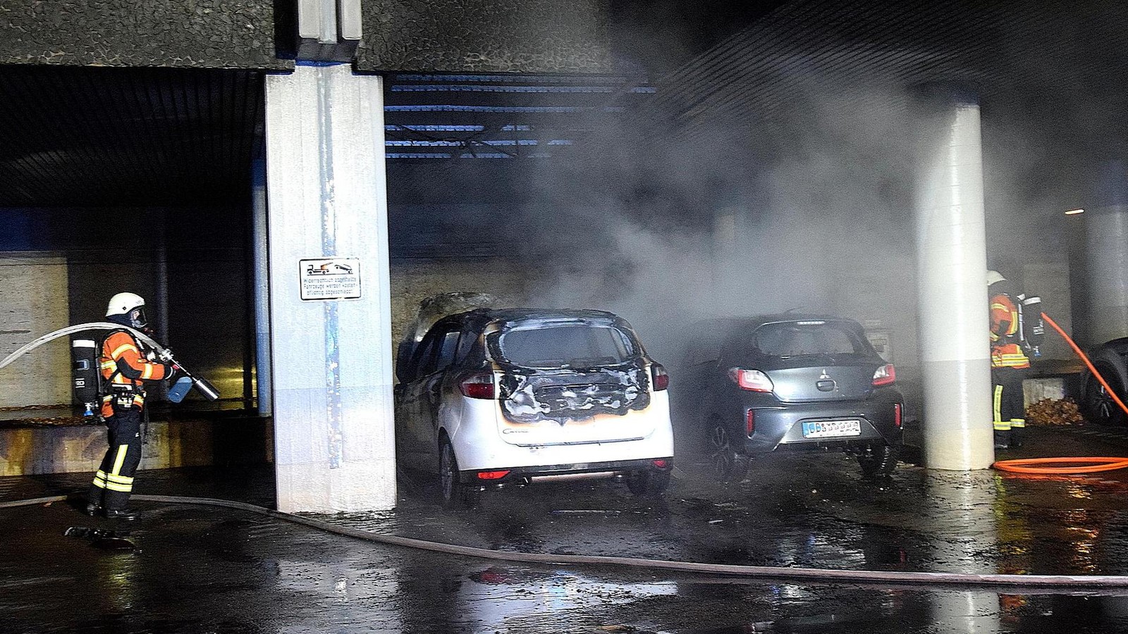 Fünf Fahrzeuge brennen in der Nacht