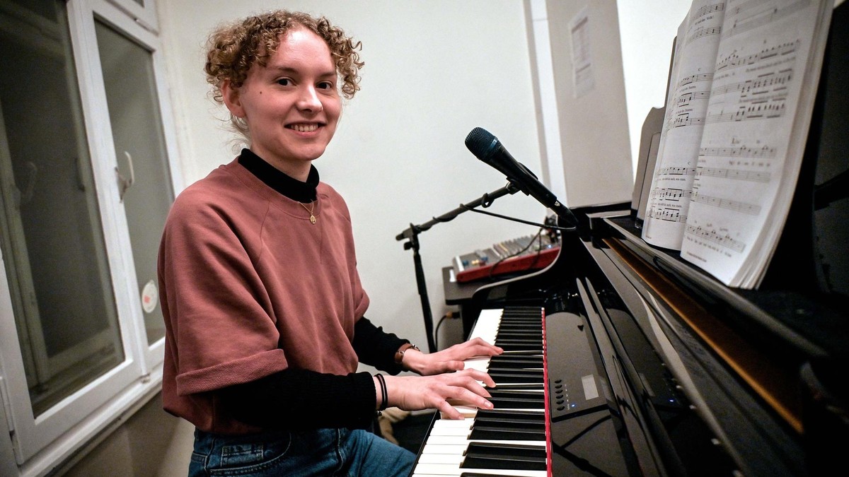 Die Chorleiterin Marie Hoffamnns probt mit dem Jugendchor der Creativen Kirche "Soul Teens" für das Mega-Musical "Judith" in Witten.