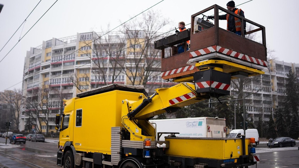 Drei Turmwagen sind zur Enteisung der Oberleitungen rund um die Uhr im Einsatz.