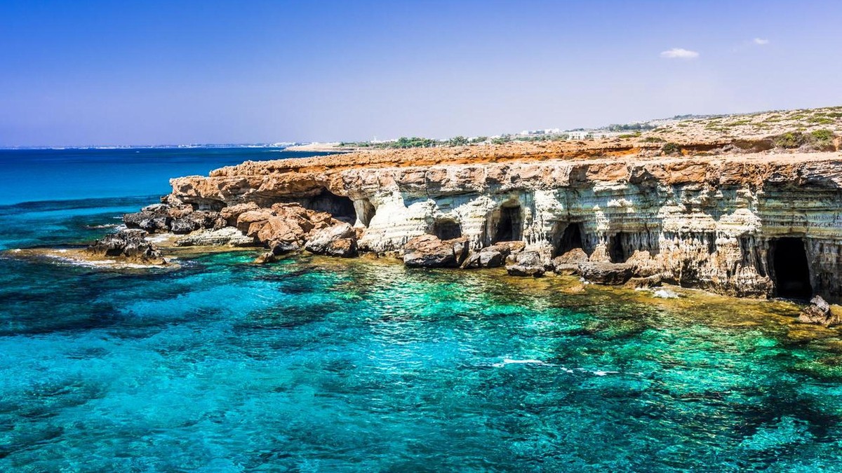 Die Sonnenfinsternis 2026 lässt sich auch im Mittelmeer beobachten. Einige AIDA-Routen mit der „AIDAcosma“ führen dabei über Korsika. Caves on the Mediterranean coast