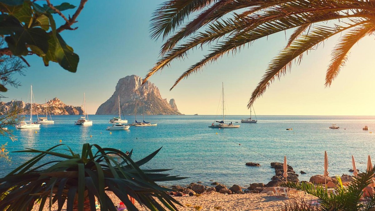 Ibiza ist eine der Stationen auf der Mittelmeerkreuzfahrt mit der „AIDAstella“. Cala d'Hort beach